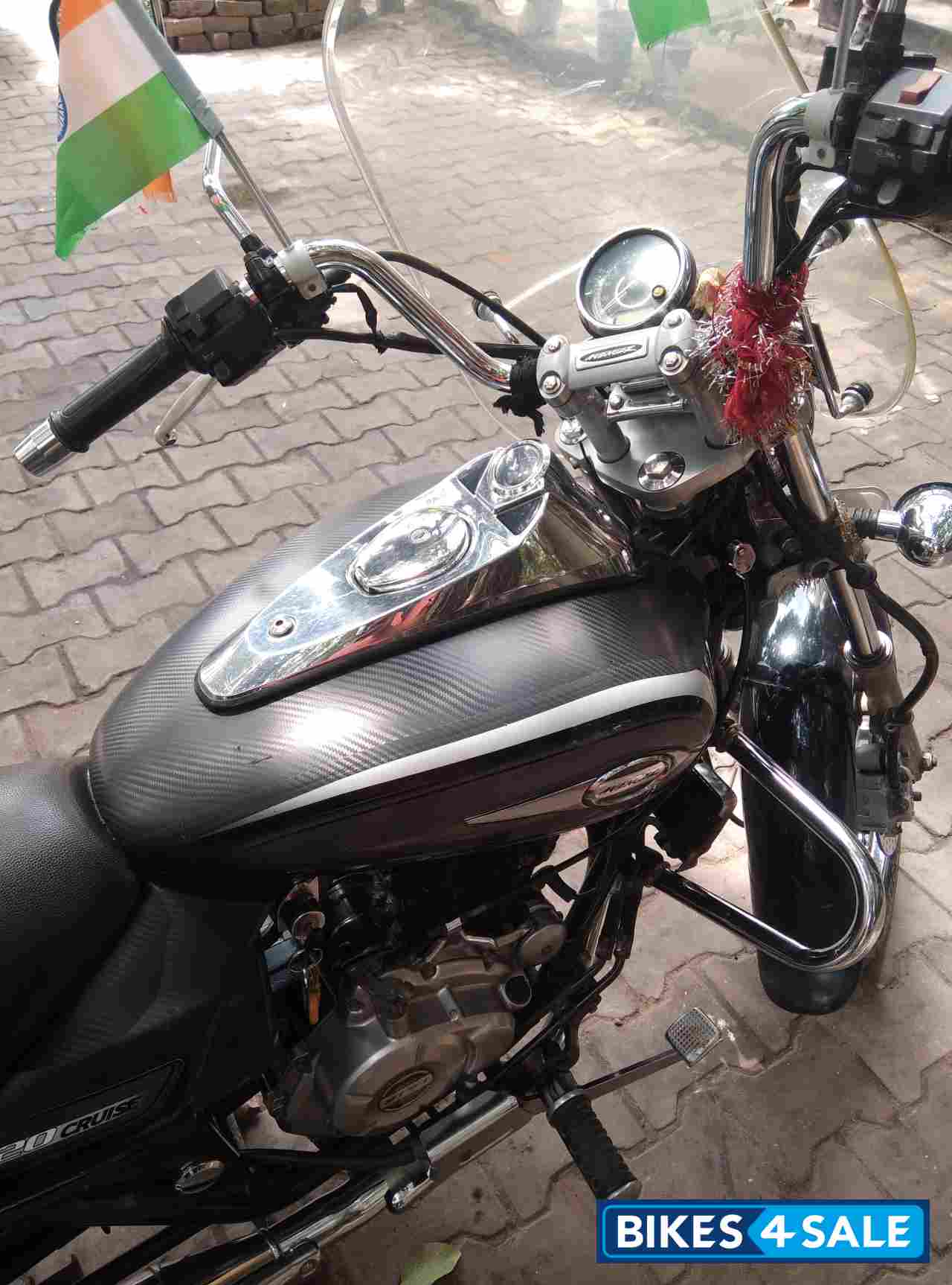 Ebony Black Met Bajaj Avenger Cruise 220