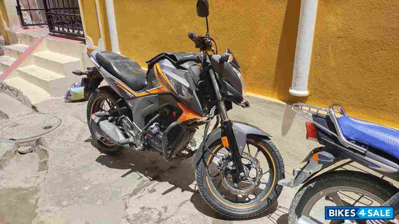 Grey Honda CB Hornet 160R