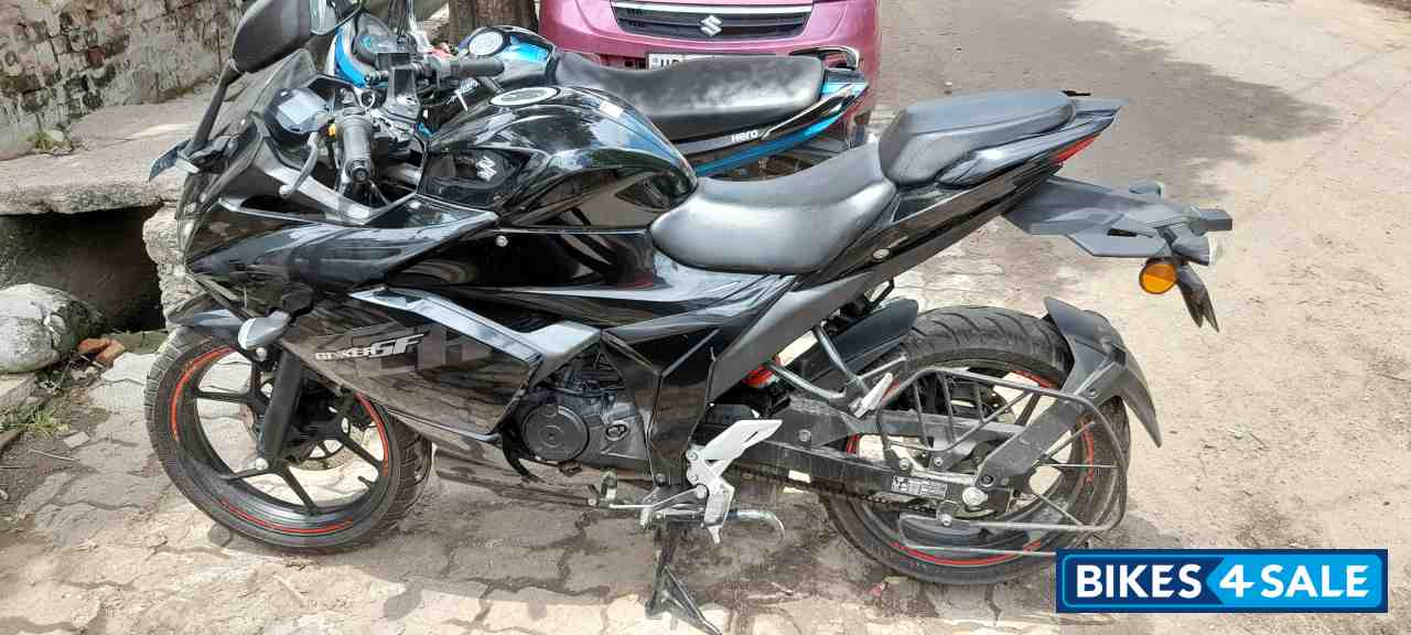 Black Suzuki Gixxer SF