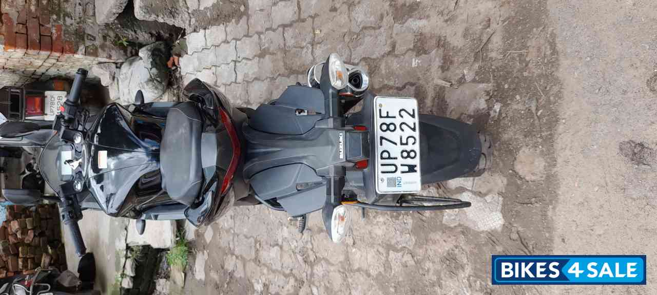 Black Suzuki Gixxer SF