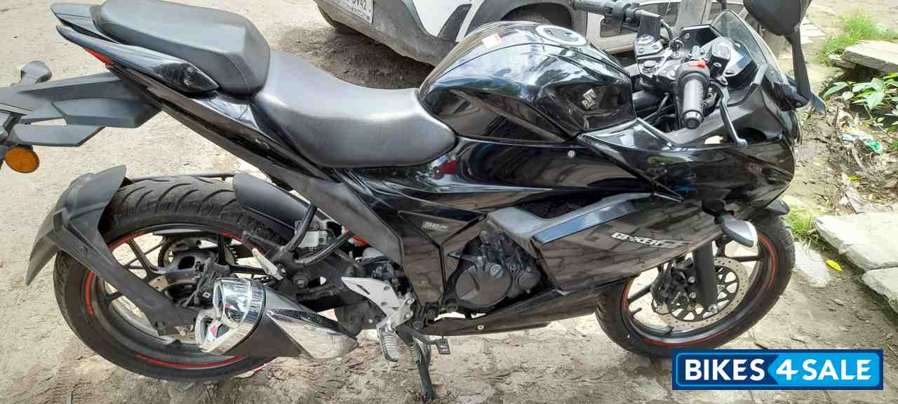 Black Suzuki Gixxer SF