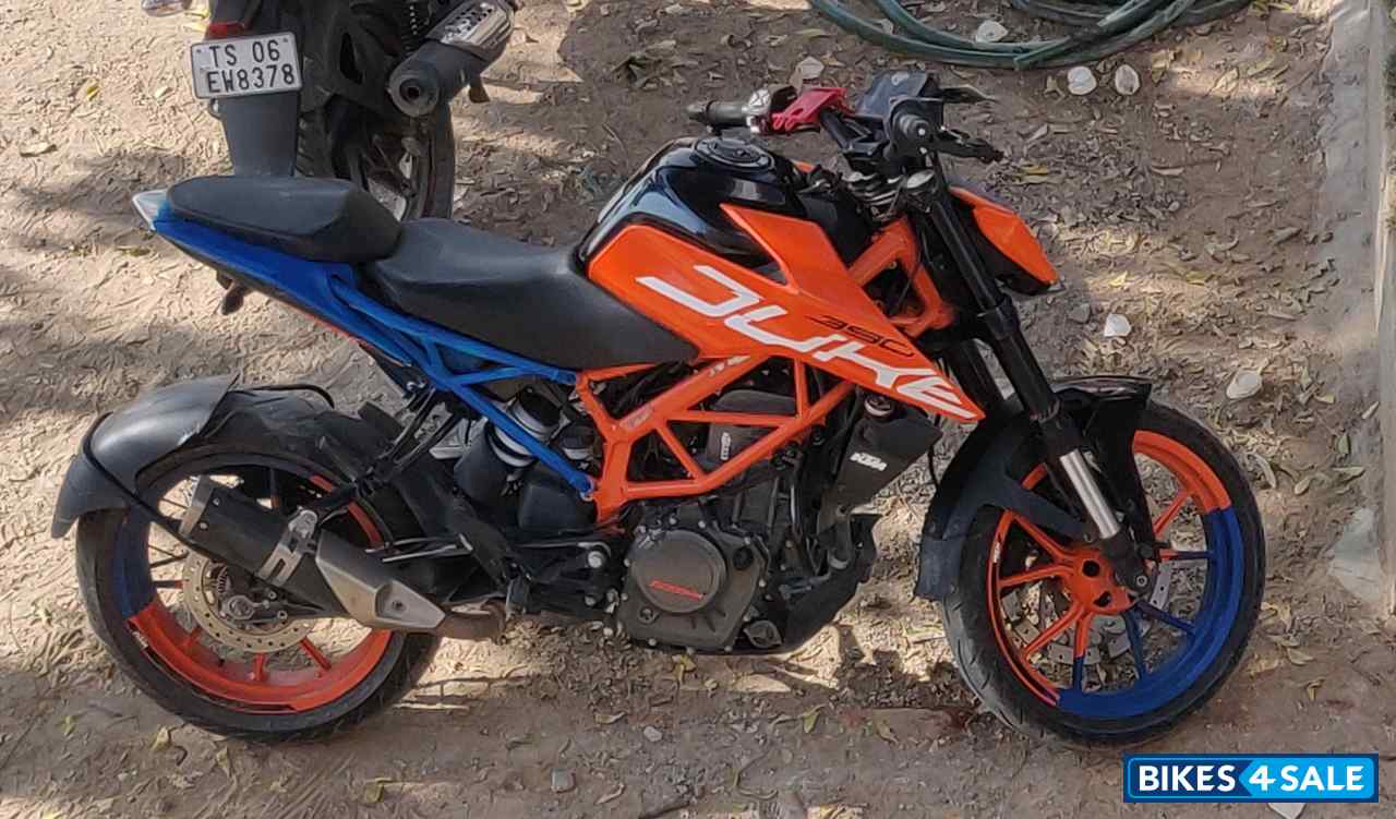 Orange KTM Duke 390