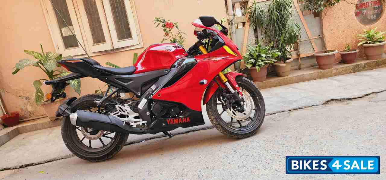 Red Yamaha R15 V4