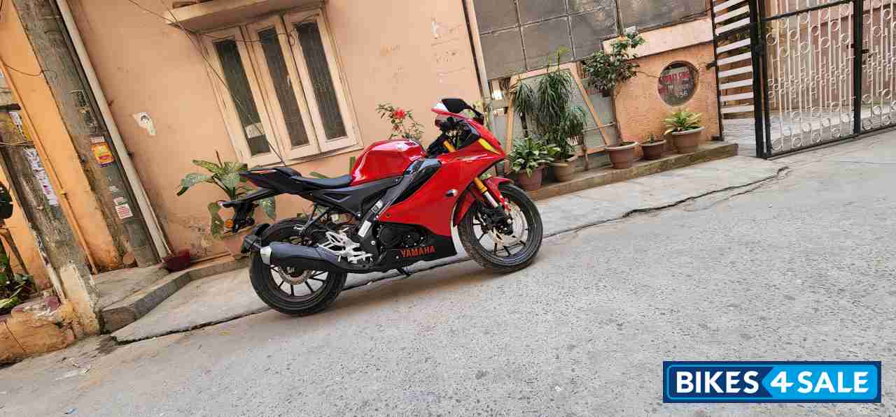 Red Yamaha R15 V4