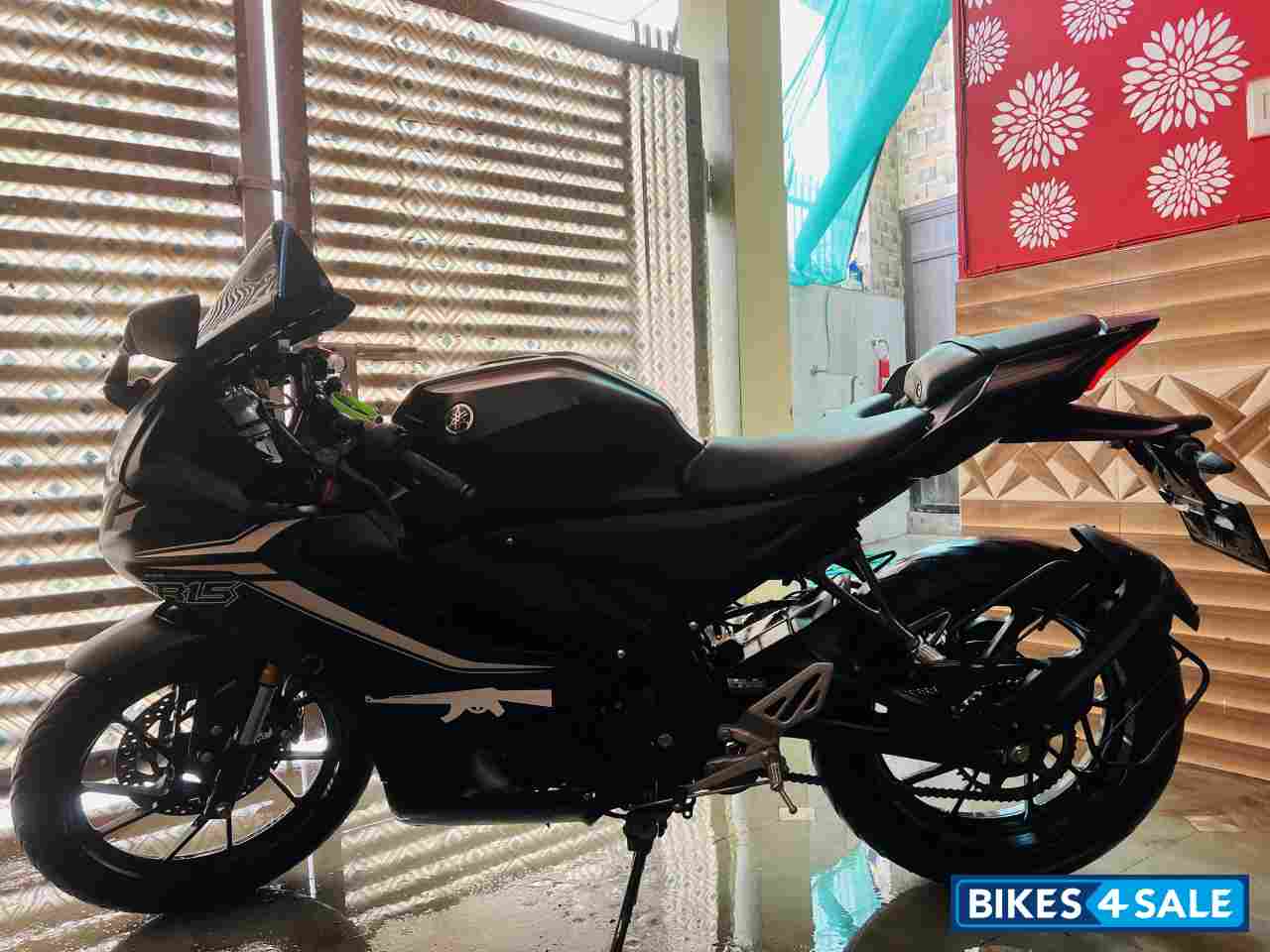 Black Yamaha R15 V4
