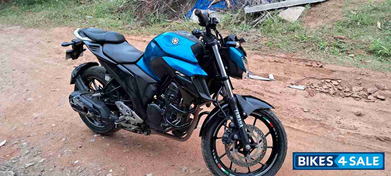 Blue Yamaha FZS 25