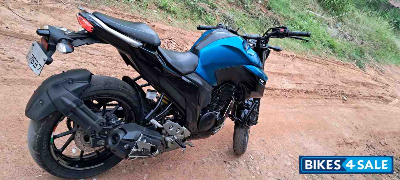 Blue Yamaha FZS 25