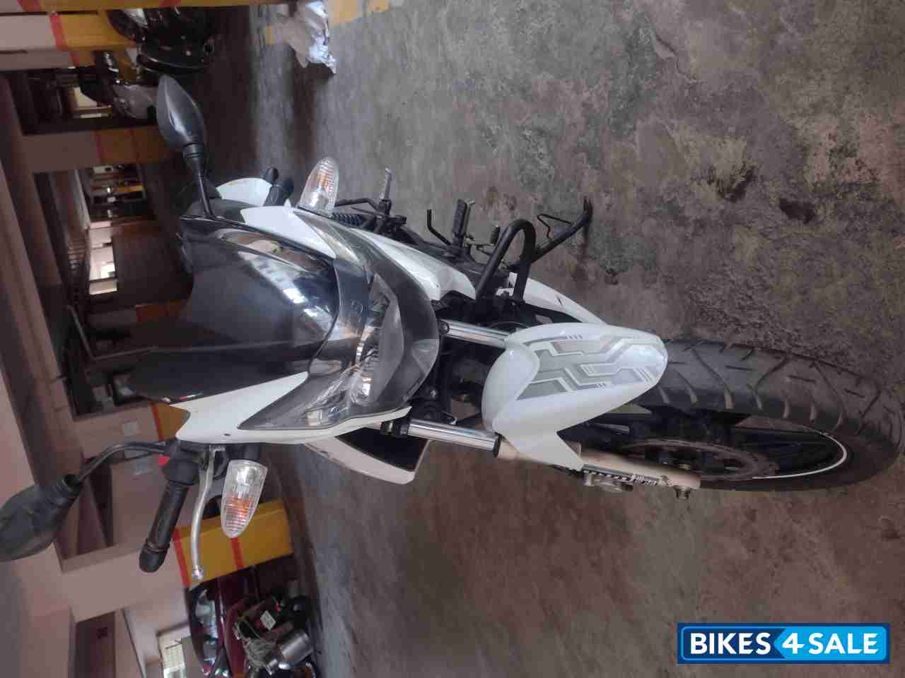 White TVS Apache RTR 180