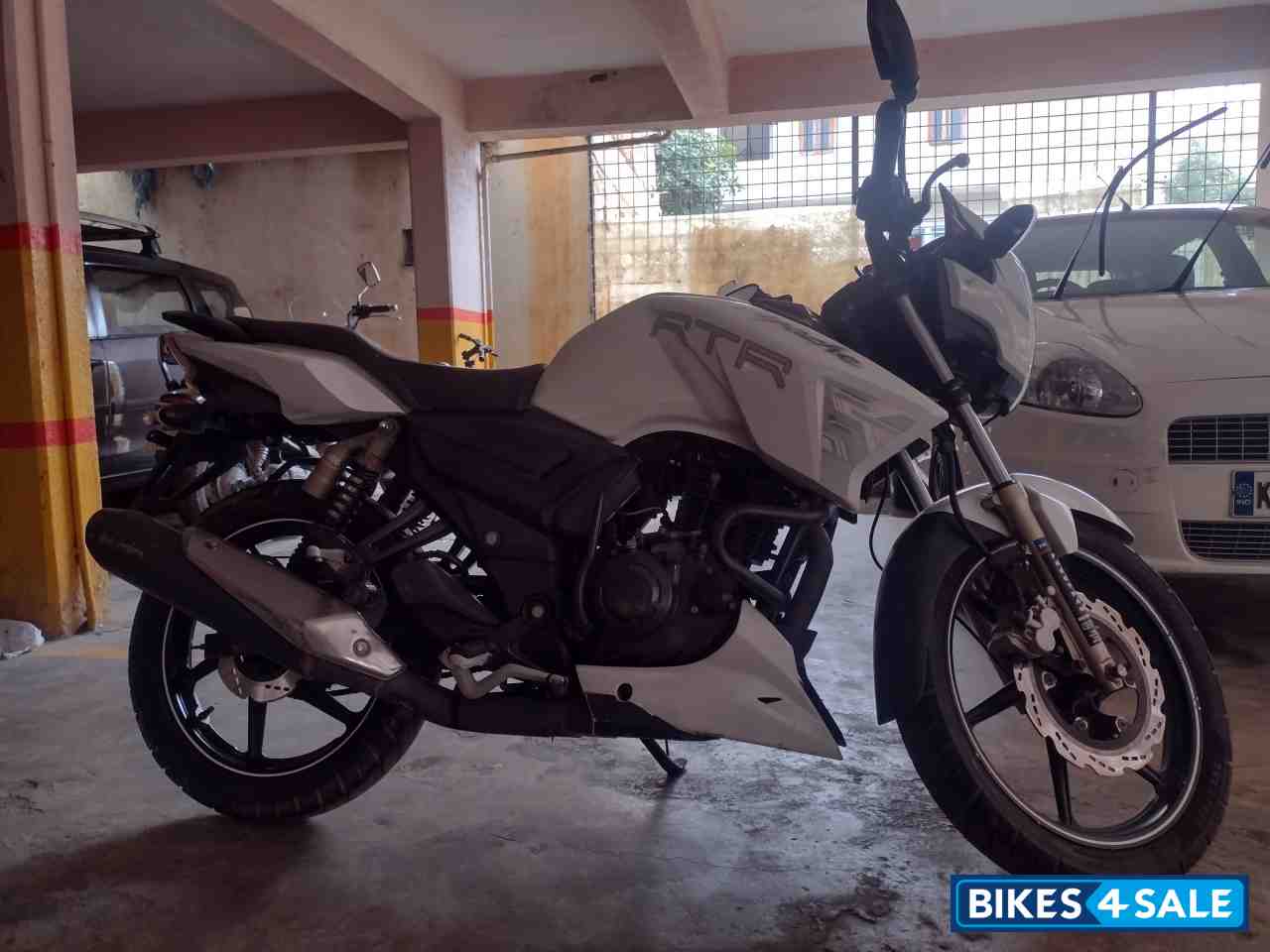 White TVS Apache RTR 180
