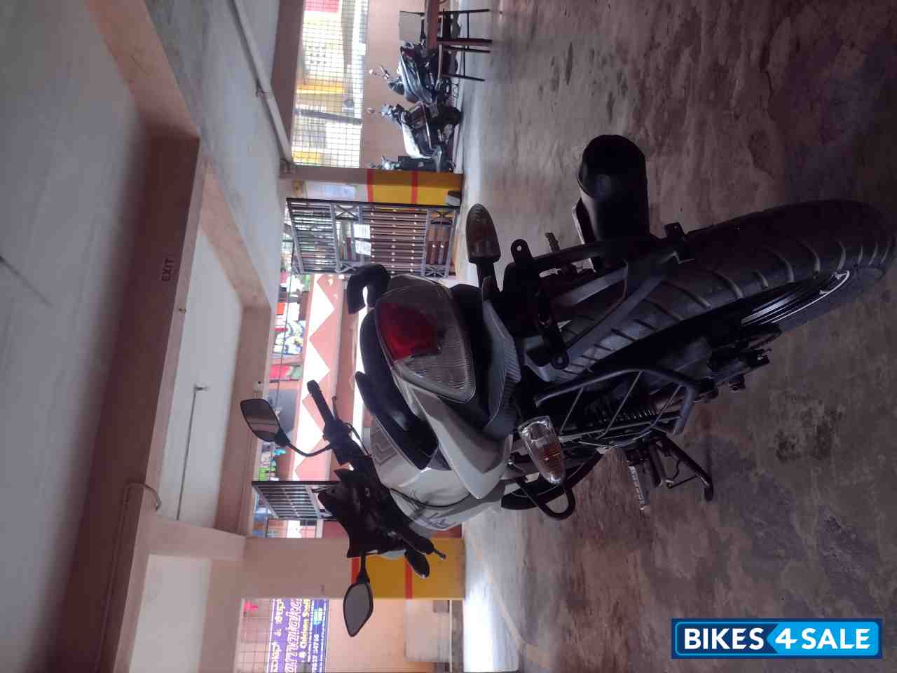 White TVS Apache RTR 180