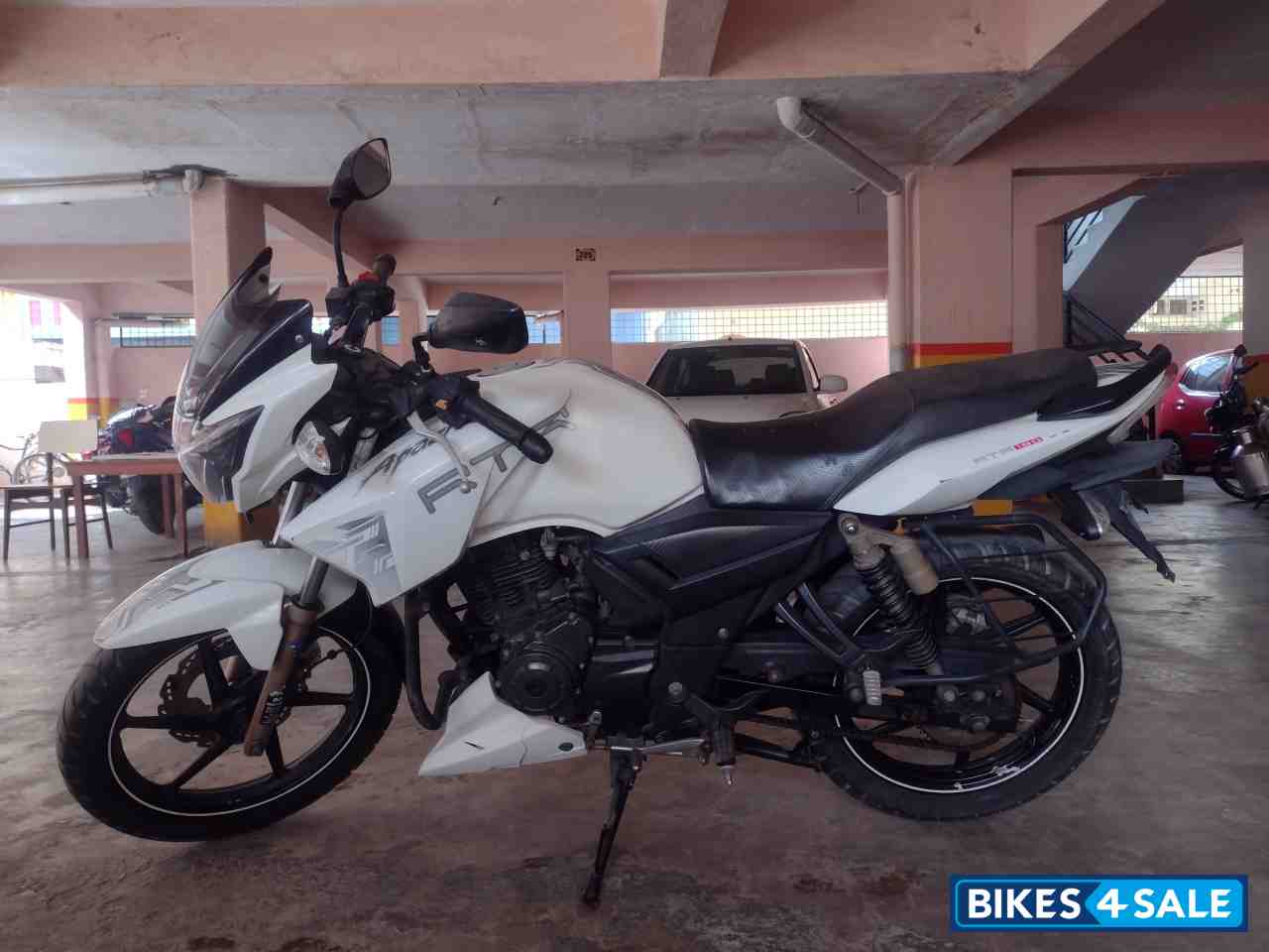 White TVS Apache RTR 180