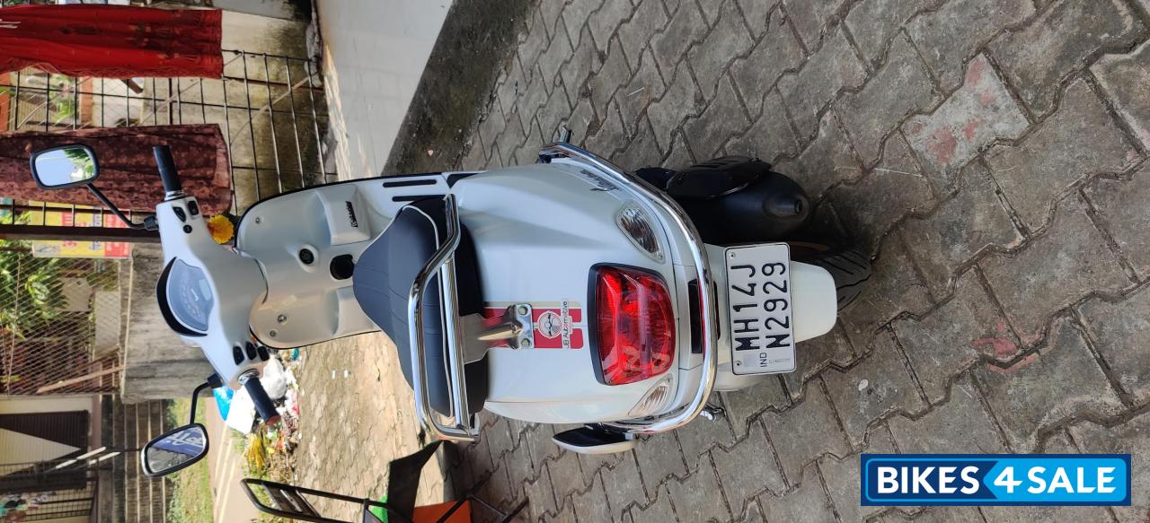 White Vespa SXL 125 BS6