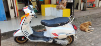 White Vespa SXL 125 BS6