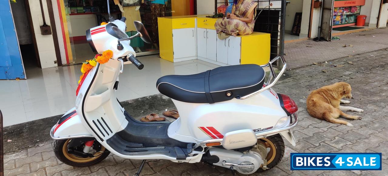 White Vespa SXL 125 BS6