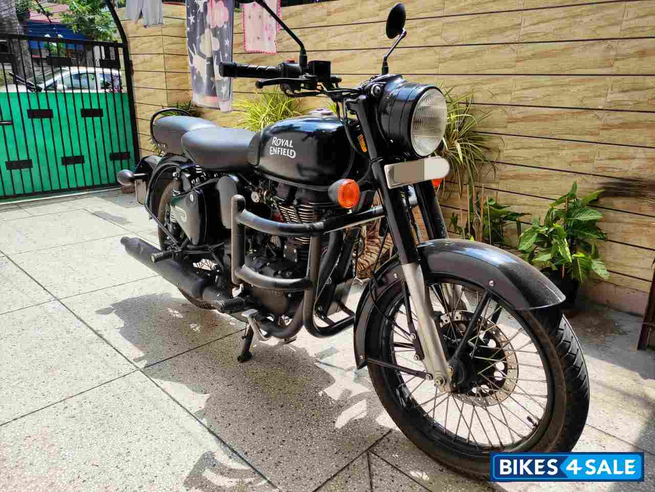 Stealth Black Royal Enfield Classic Stealth Black