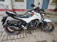 White And Black Hero Xtreme 160R BS6
