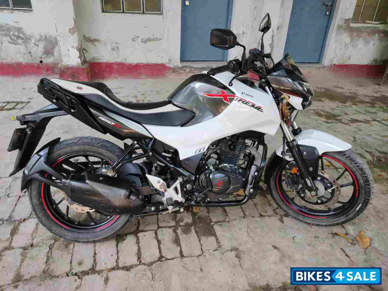 White And Black Hero Xtreme 160R BS6