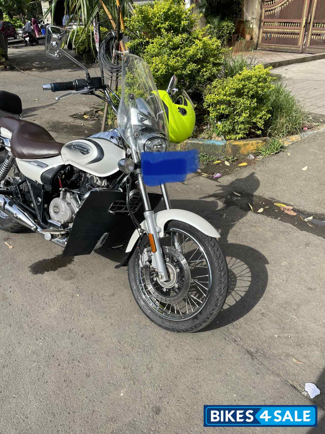 White Bajaj Avenger Cruise 220 BS6