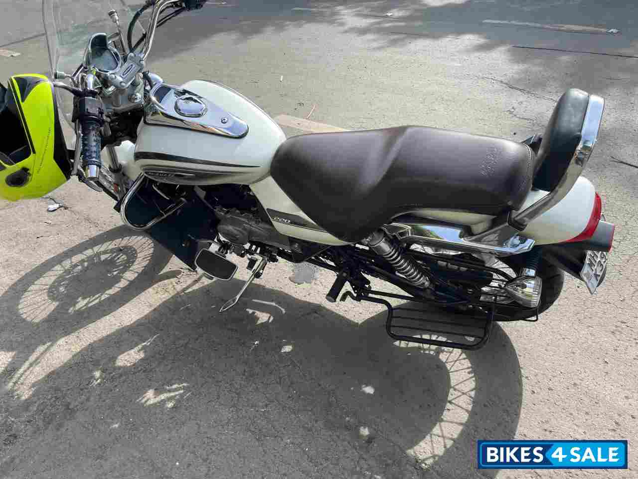 White Bajaj Avenger Cruise 220 BS6