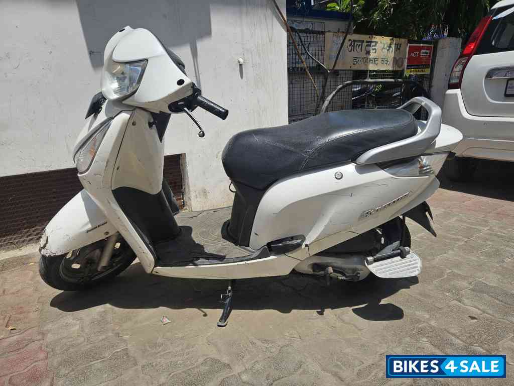 White Honda Aviator White Honda Aviator