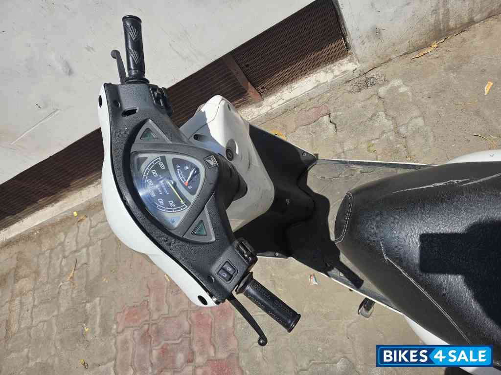 White Honda Aviator White Honda Aviator