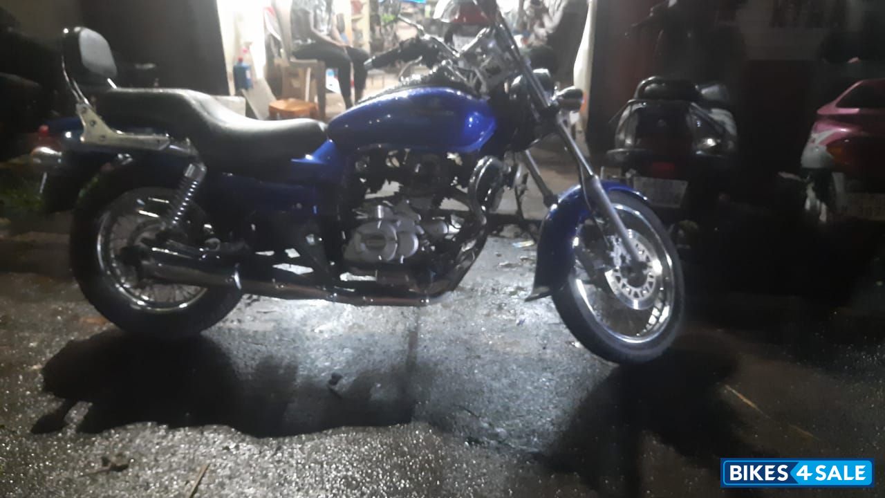 Blue Bajaj Avenger 220 DTS-i