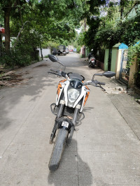 White/ Orange KTM Duke 200