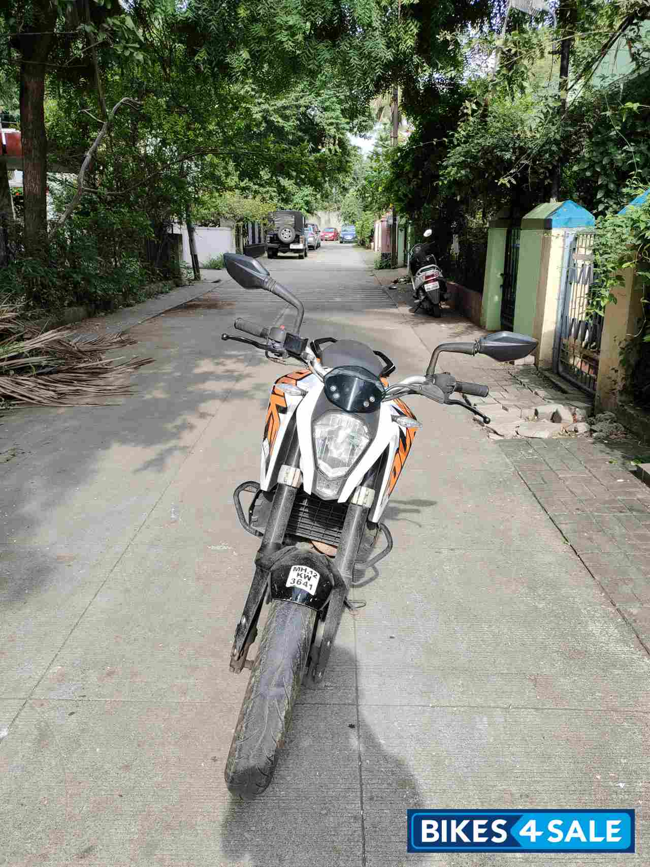 White/ Orange KTM Duke 200