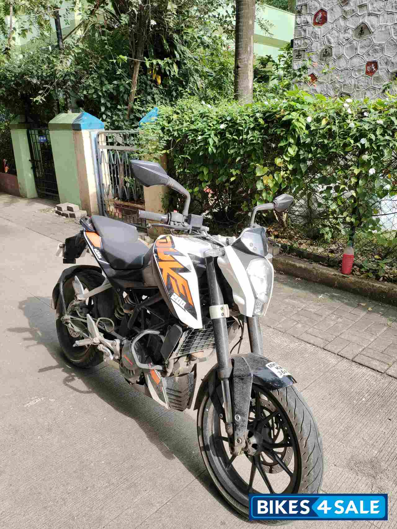 White/ Orange KTM Duke 200