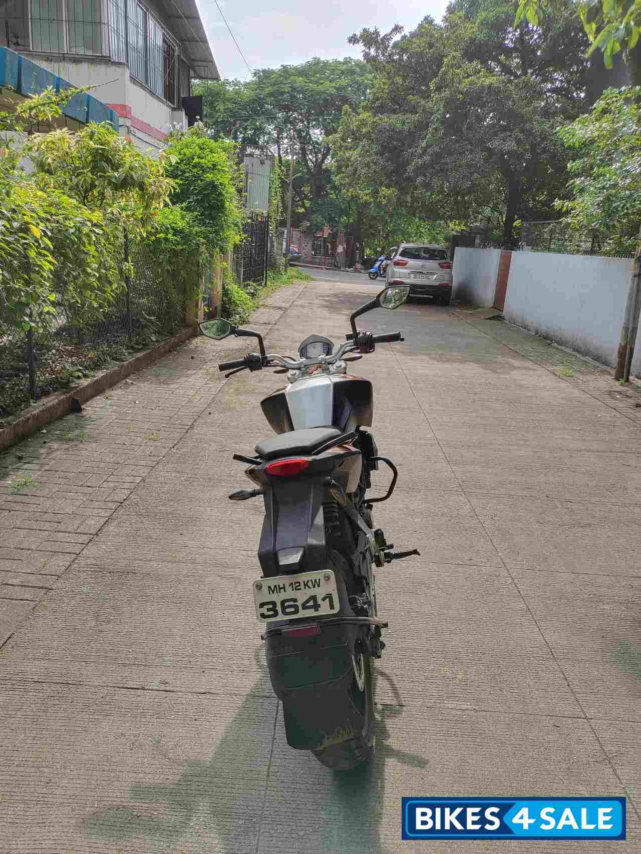 White/ Orange KTM Duke 200