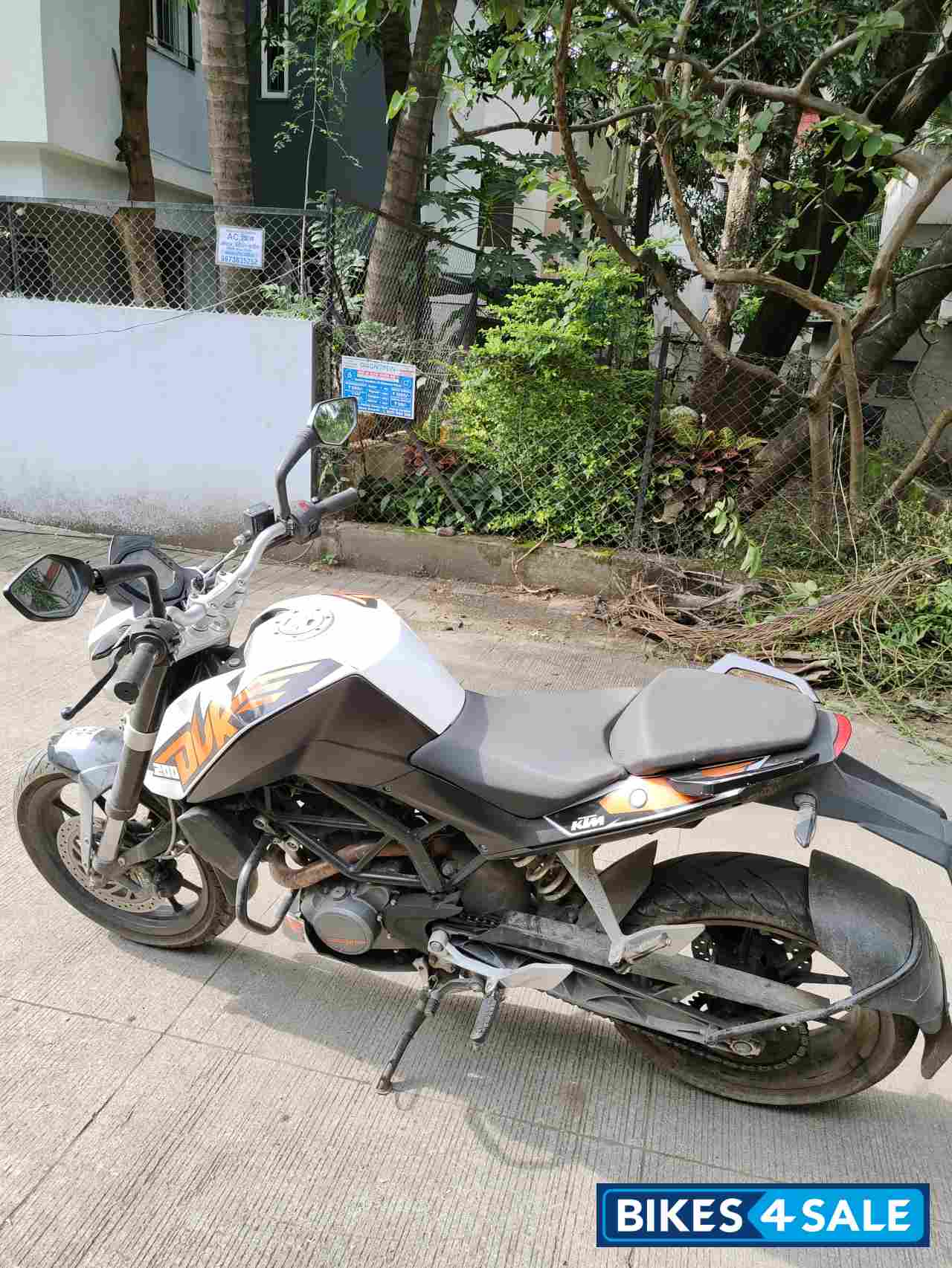 White/ Orange KTM Duke 200