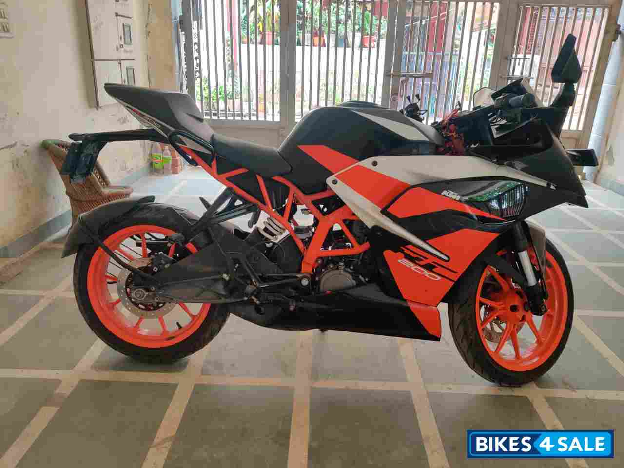 Black KTM RC 200