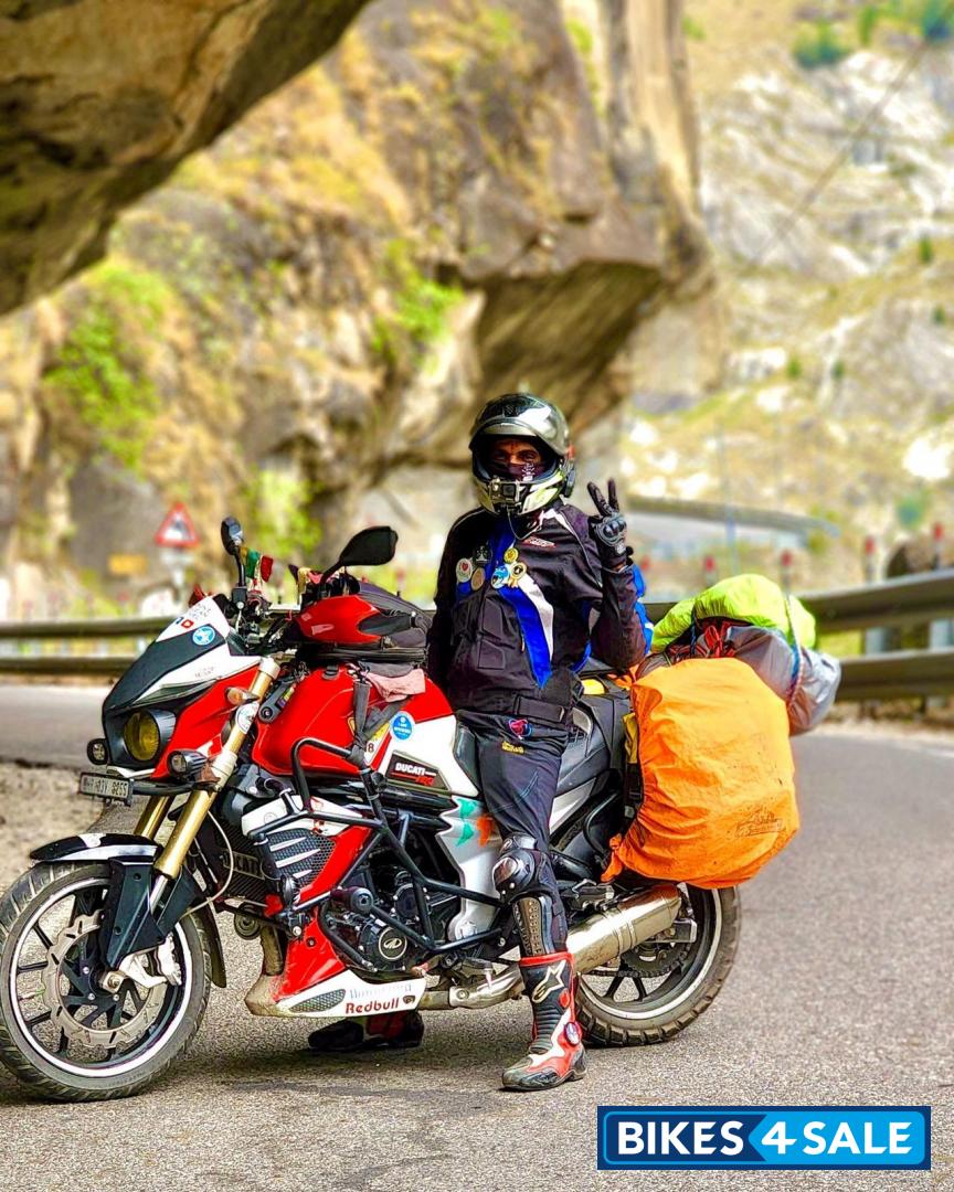Red And White Mahindra Mojo UT 300
