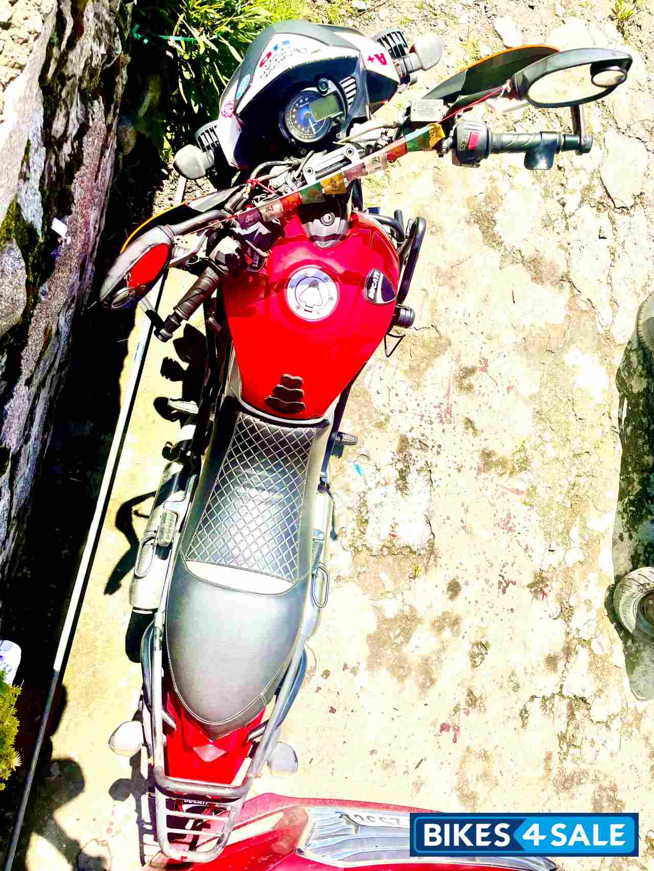 Red And White Mahindra Mojo UT 300