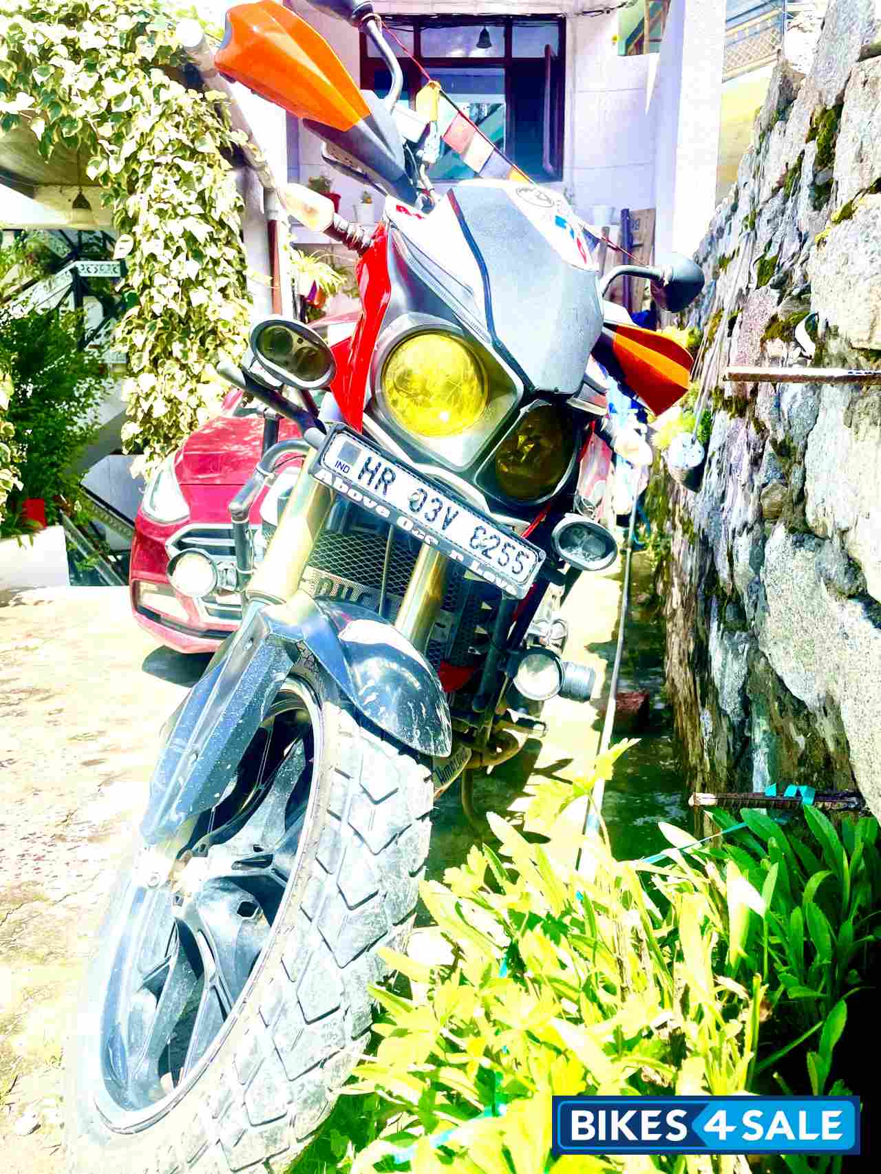 Red And White Mahindra Mojo UT 300