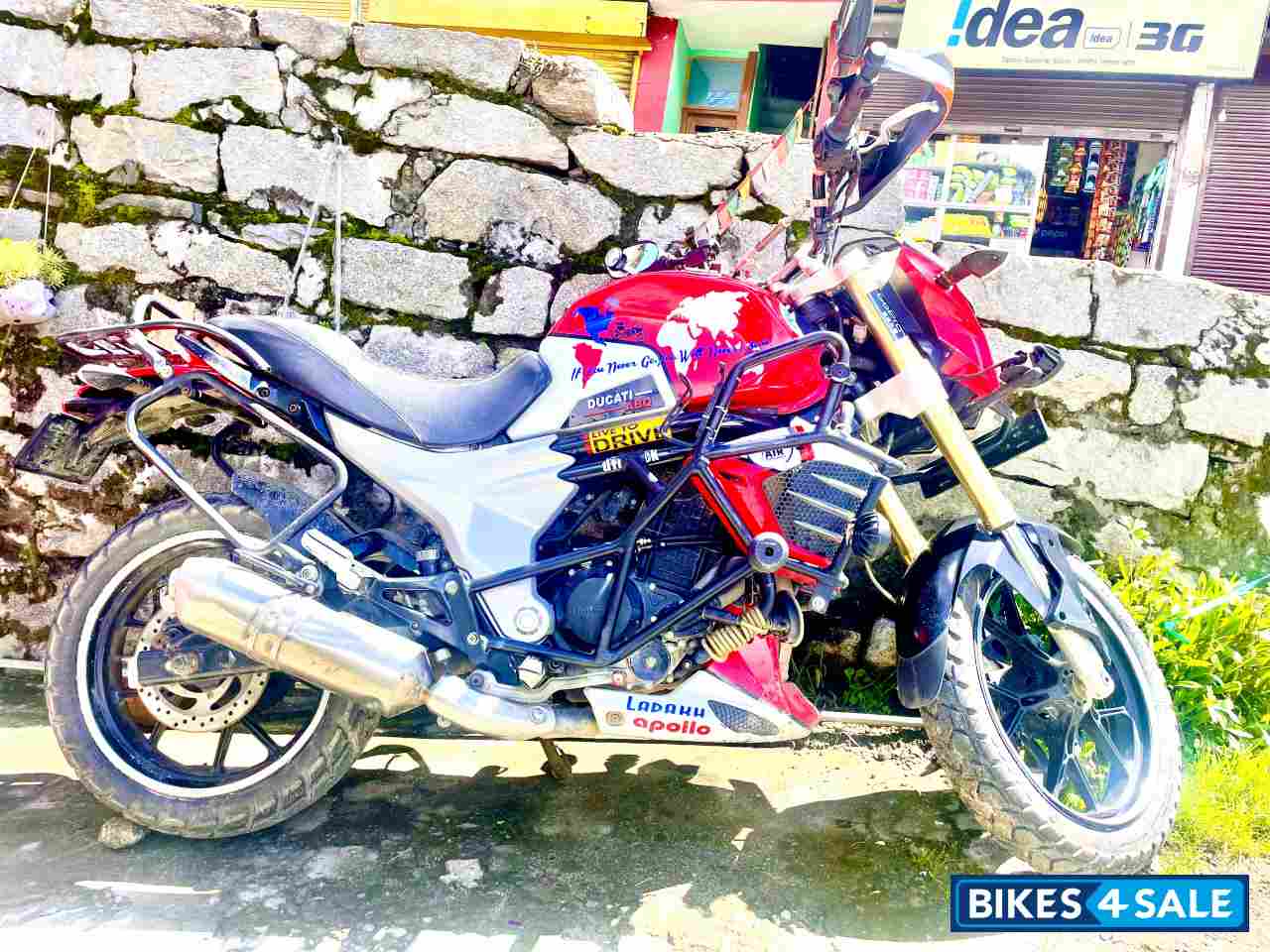 Red And White Mahindra Mojo UT 300