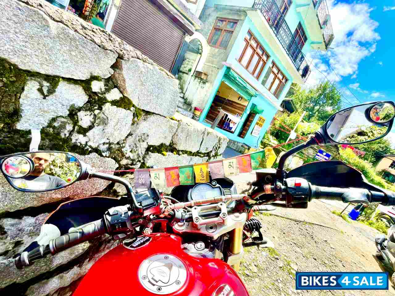 Red And White Mahindra Mojo UT 300