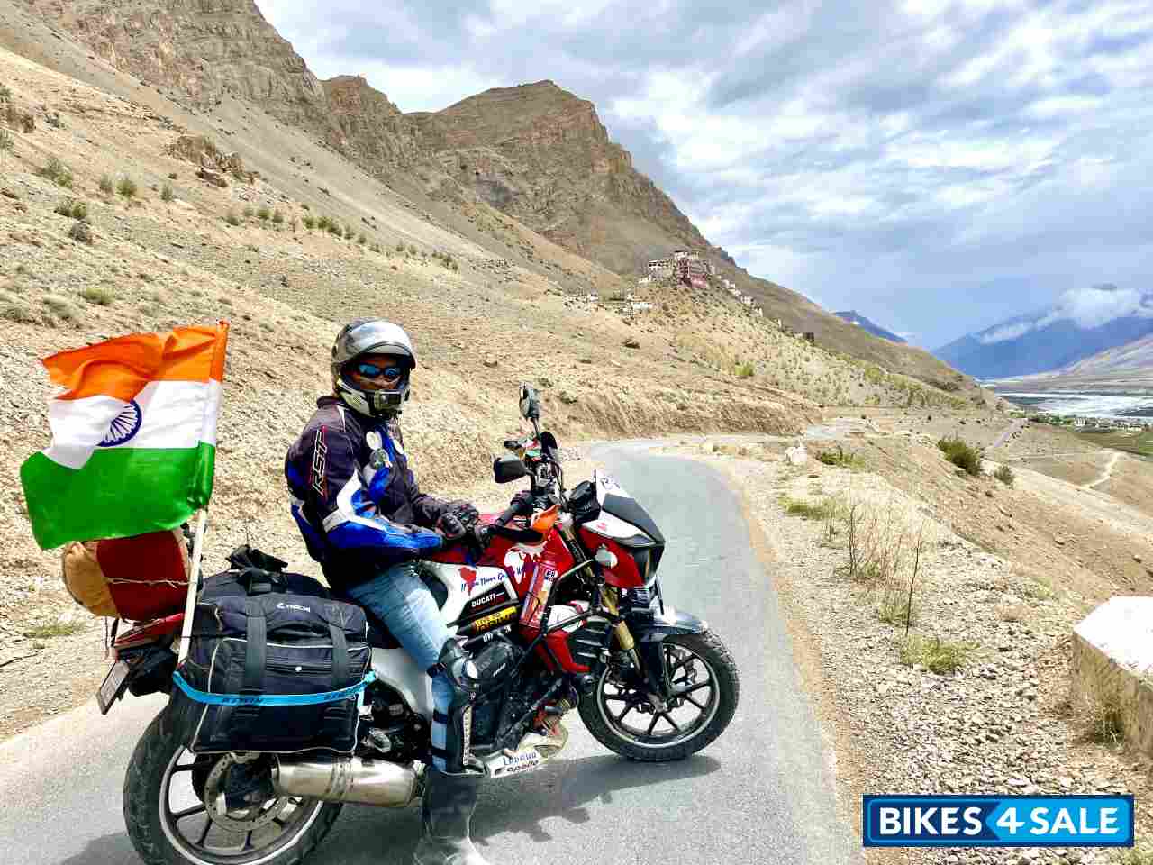 Red And White Mahindra Mojo UT 300