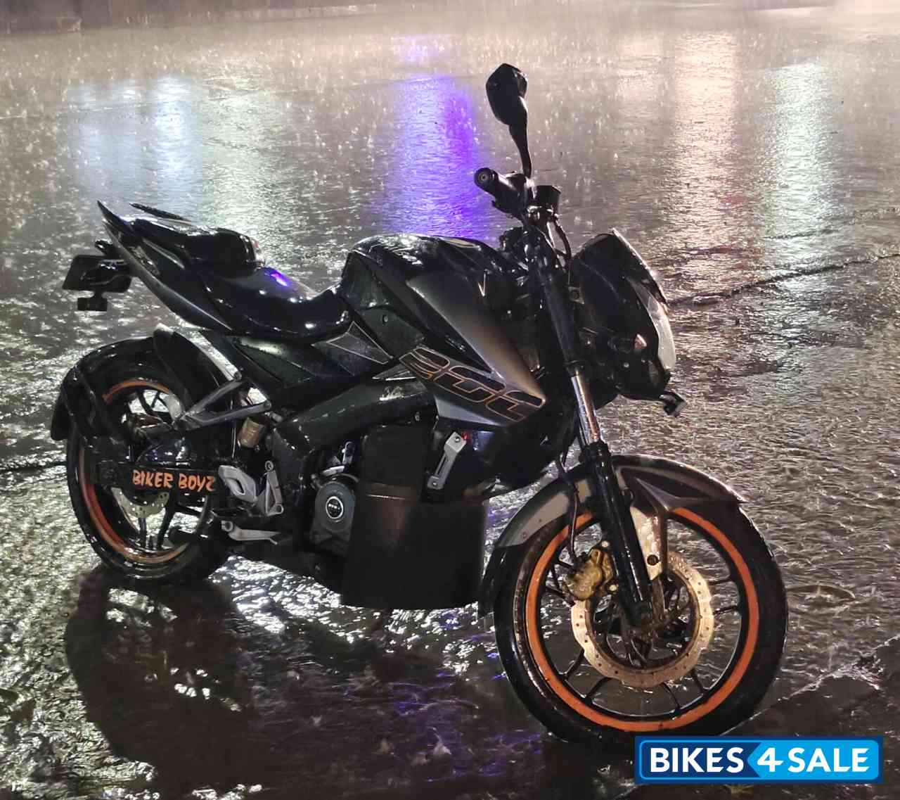 Black Bajaj Pulsar 200 NS