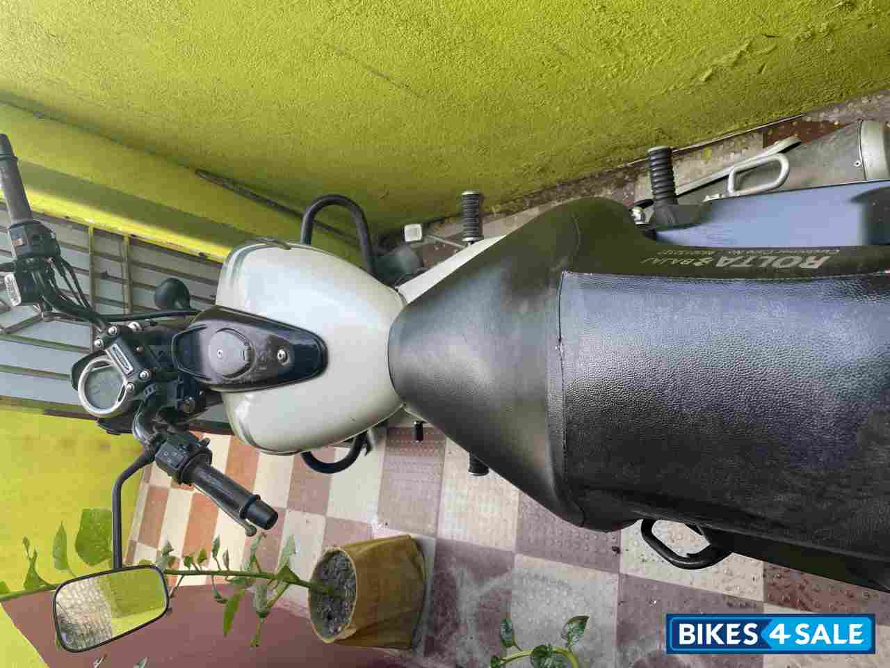 White Bajaj Avenger Street 220