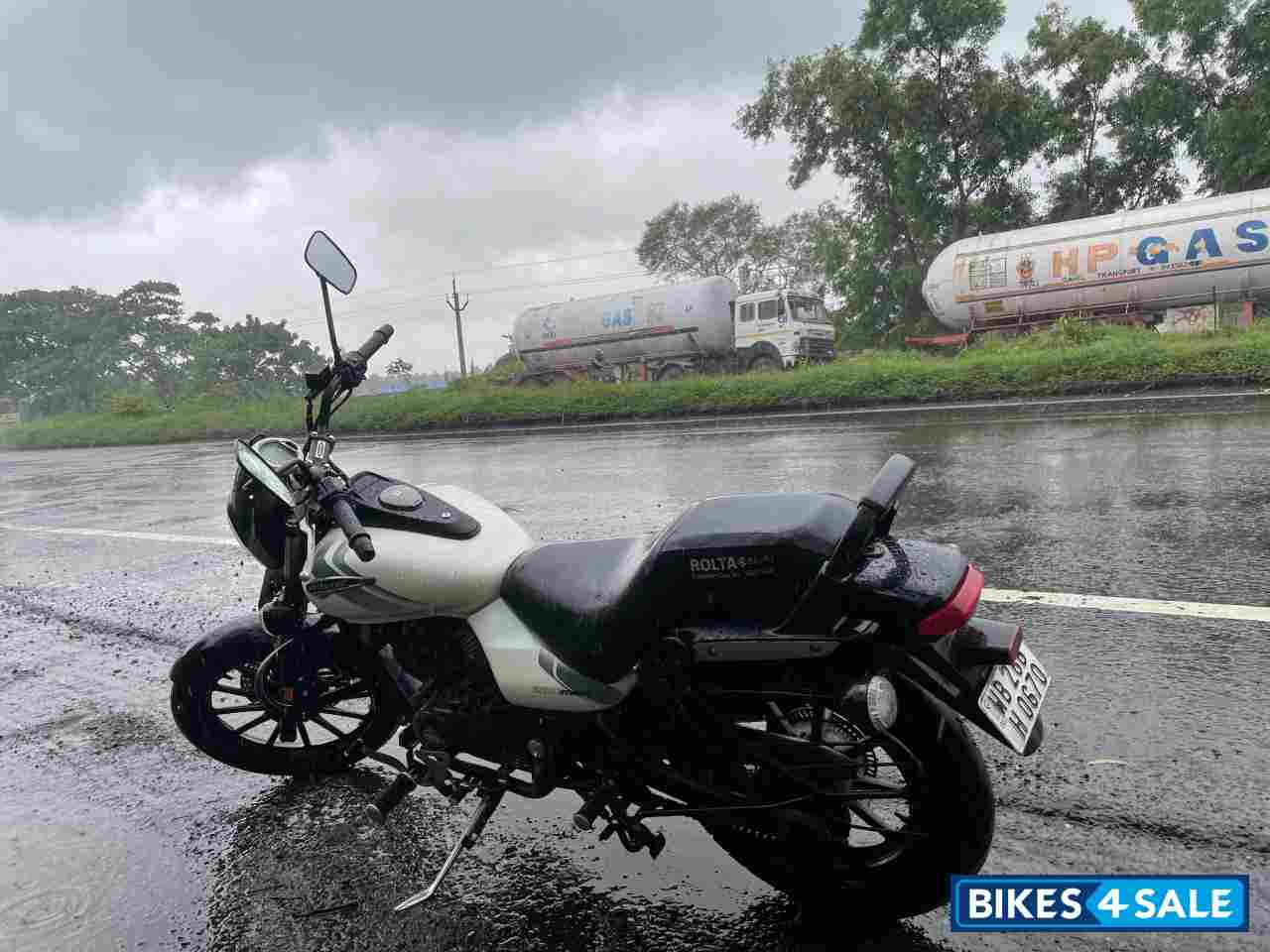 White Bajaj Avenger Street 220