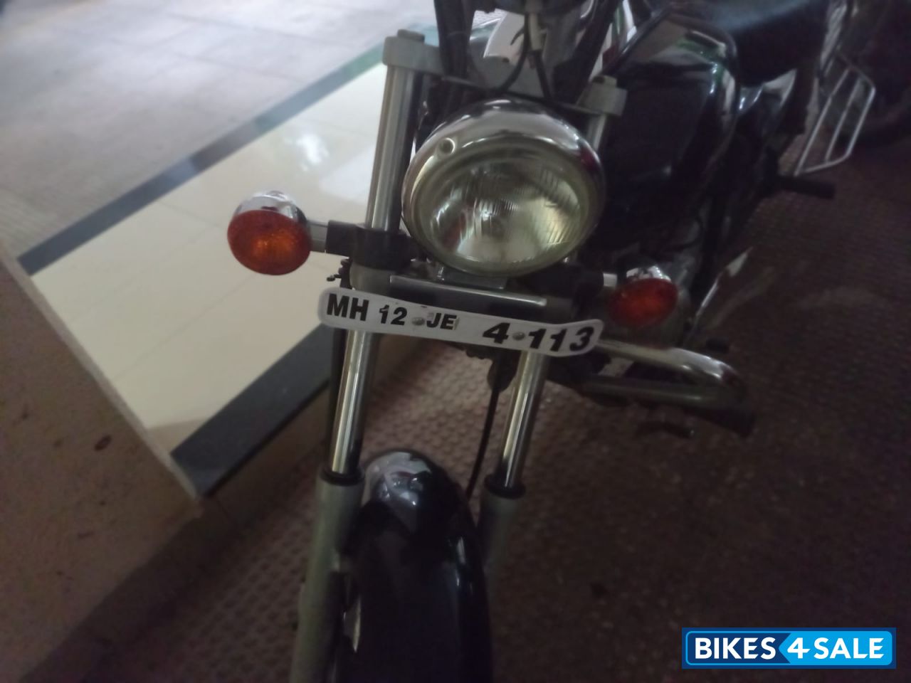 Black Bajaj Avenger 200 DTS-i