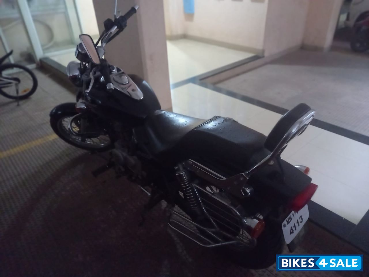 Black Bajaj Avenger 200 DTS-i