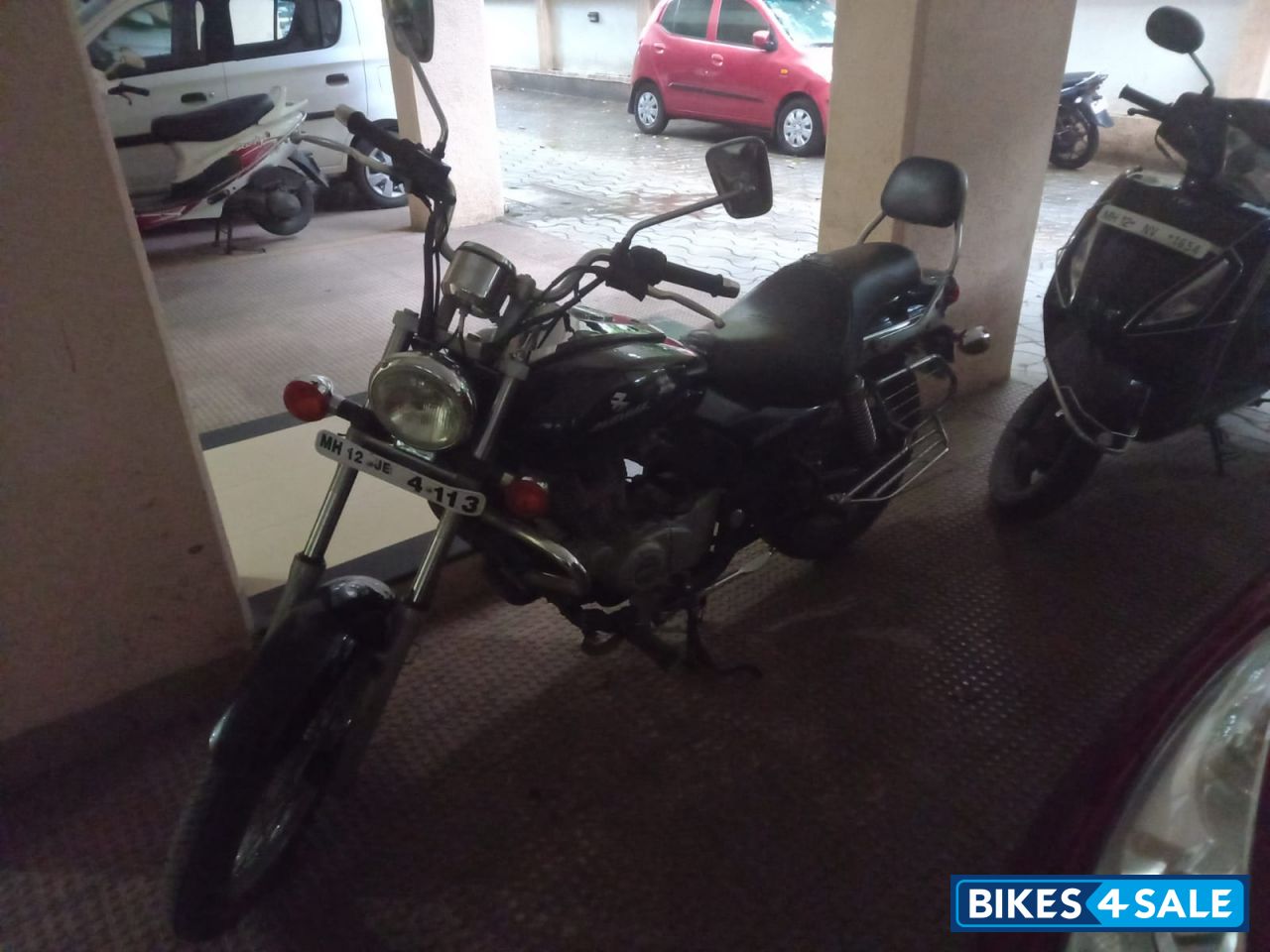 Black Bajaj Avenger 200 DTS-i