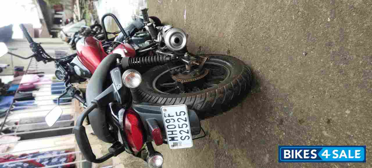 Red Bajaj Avenger Street 160 BS6