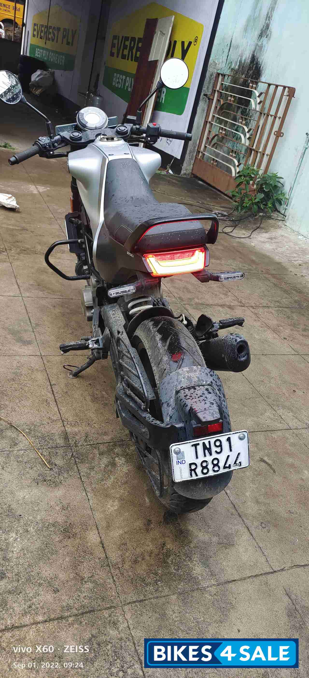 Silver Husqvarna Vitpilen 250 2020