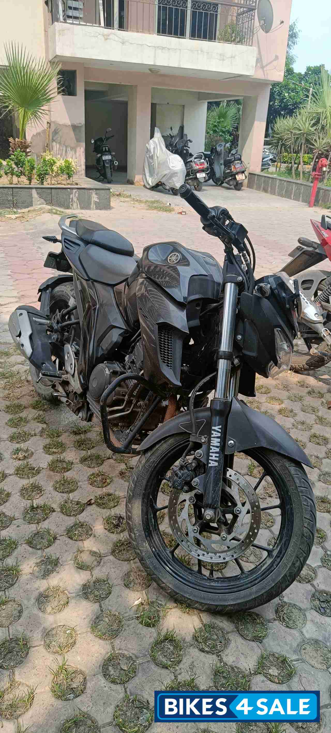 Black Yamaha FZ25