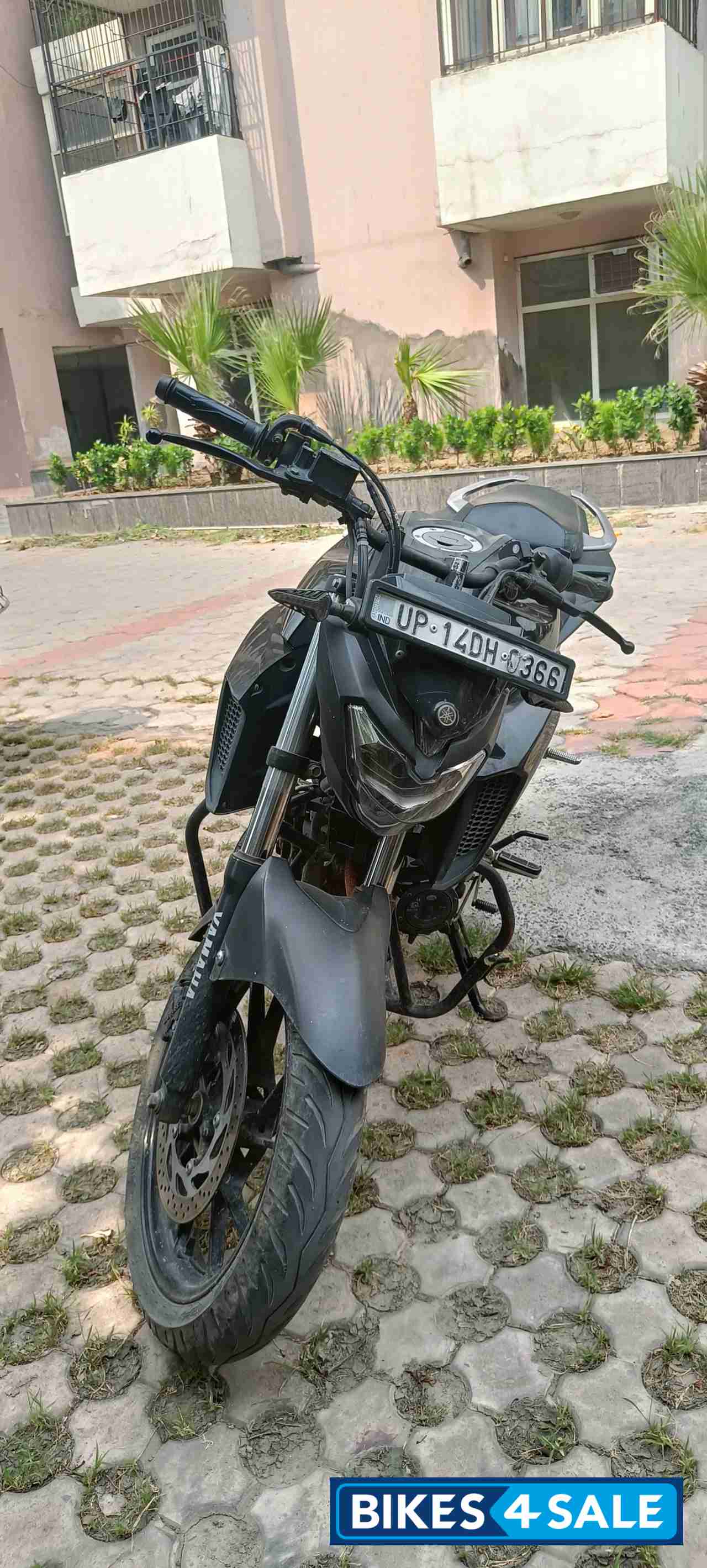 Black Yamaha FZ25