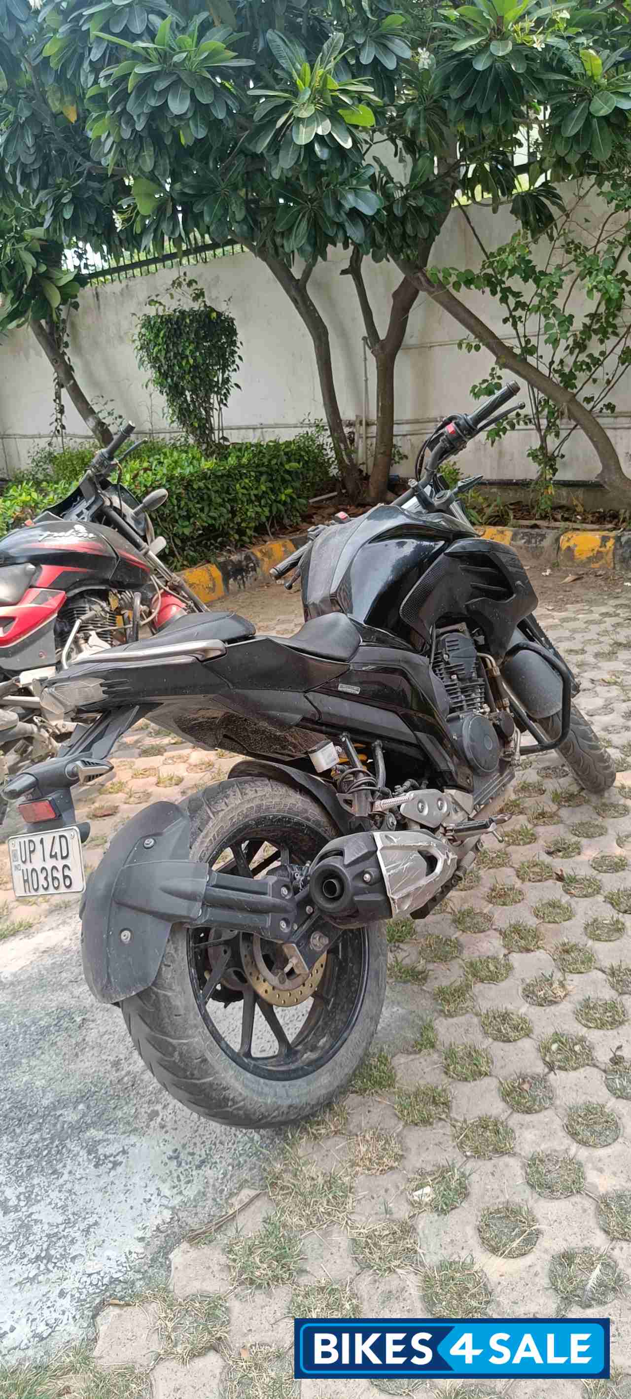Black Yamaha FZ25