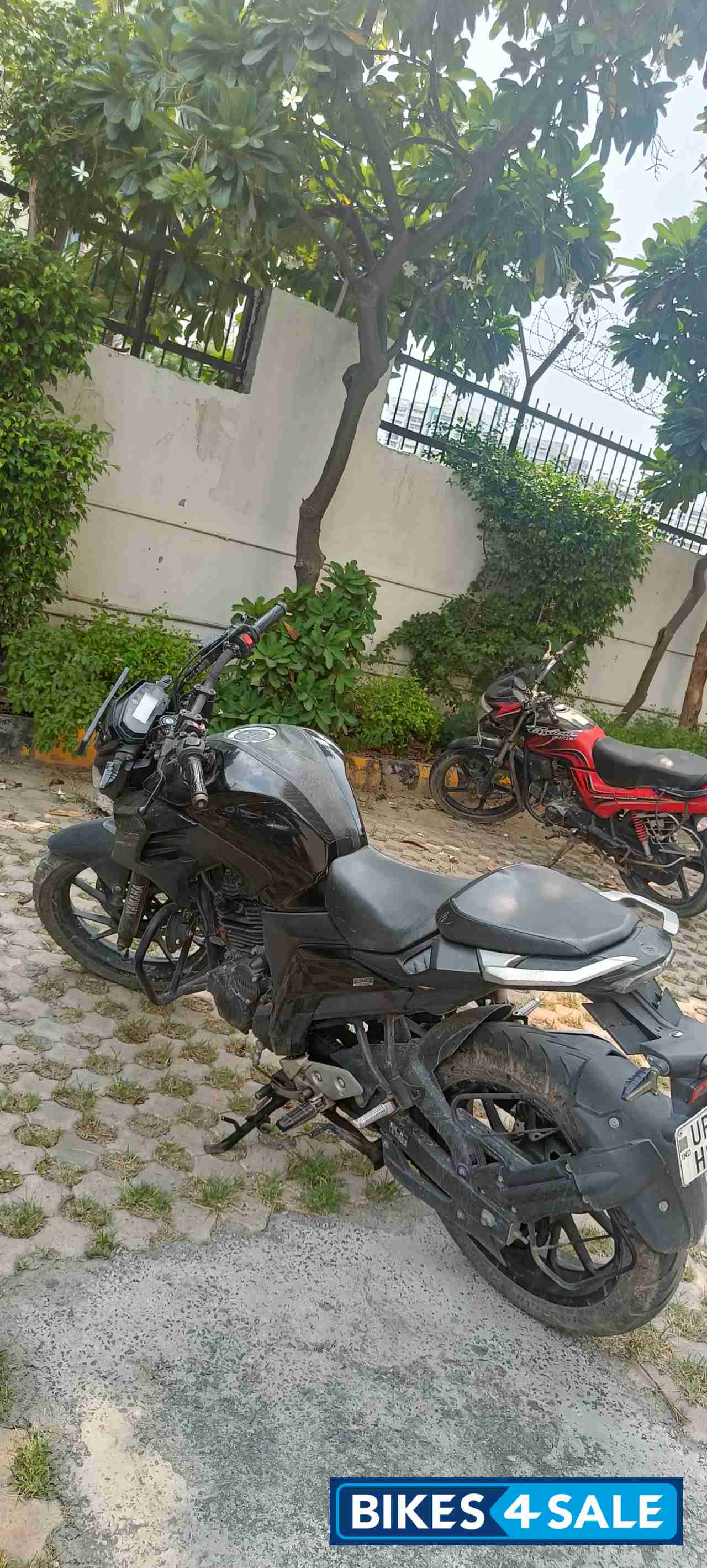 Black Yamaha FZ25